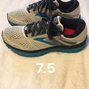 Brooks women’s 7.5